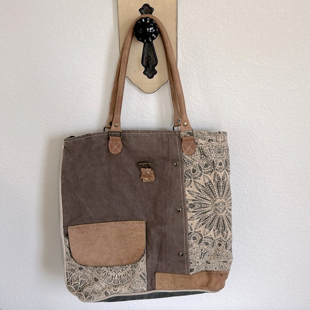 Myra vintage Canvas and Leather bag 😍